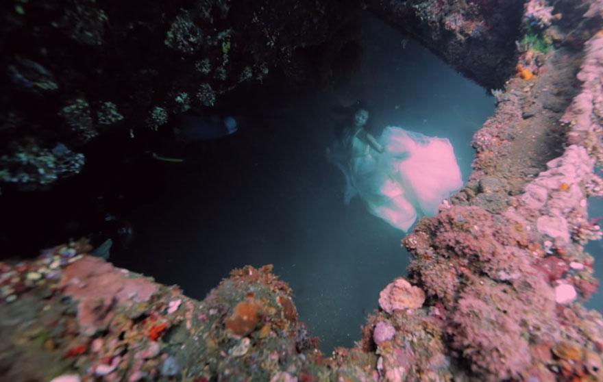 9ee17d5b37_bali-shipwreck-divers-underwater-photoshoot-benjamin-von-wong-7