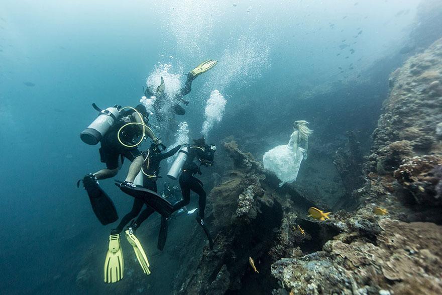 fcb1c65322_bali-shipwreck-divers-underwater-photoshoot-benjamin-von-wong-9