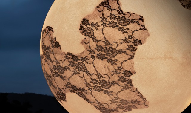 Líneas suaves que evocan la misteriosa luz de la luna