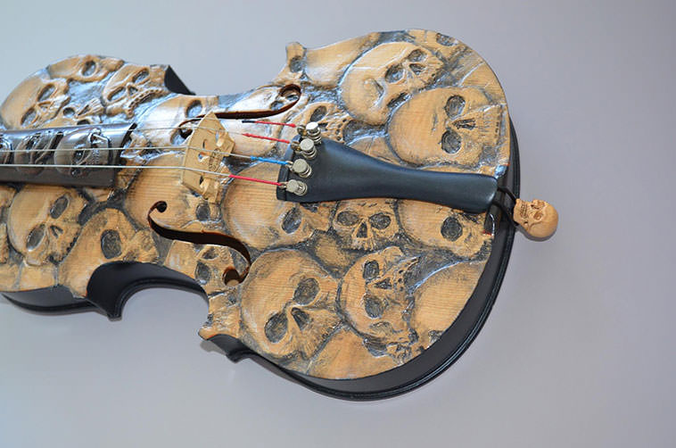 Violín Tallado con Calaveras