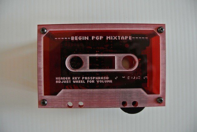 Artista trollea a la NSA con un regalo imposible de hackear