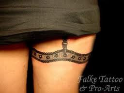 tatuaje liga en la pierna