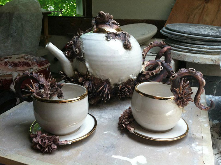 Porcelana cubierta por la vida marina