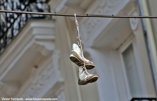 ¿Por qué hay zapatos en los cables eléctricos?