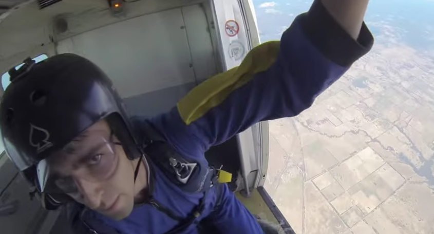 Se desmaya en plena caída libre antes de abrir su paracaídas