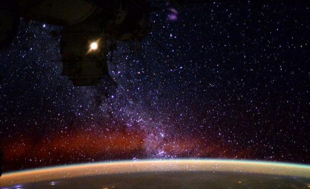 La Tierra por la noche desde el espacio