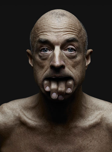 manos_en_sitios_raros_01