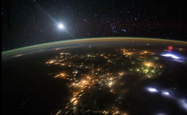 "Espectro rojo" sobre México captado por la NASA