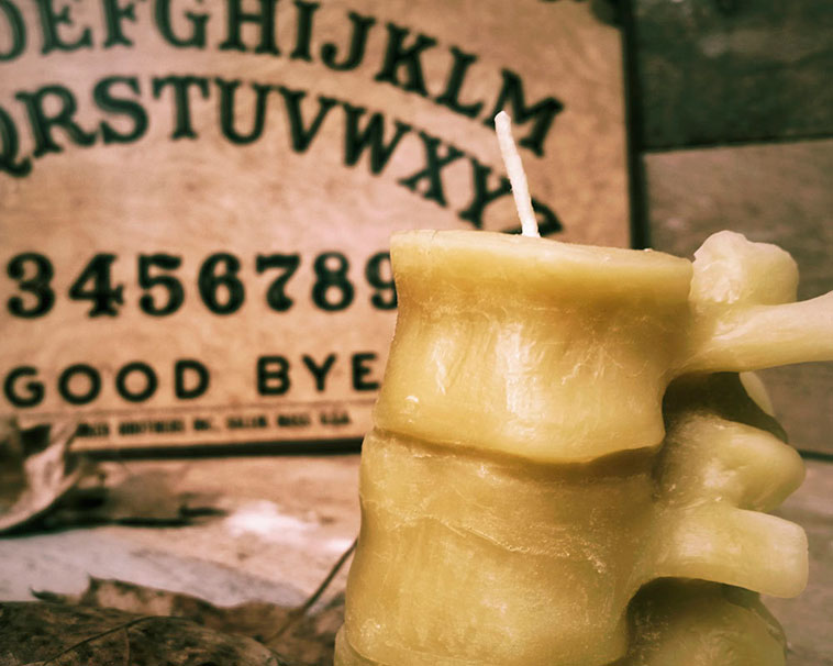 Velas en forma de vertebras humanas