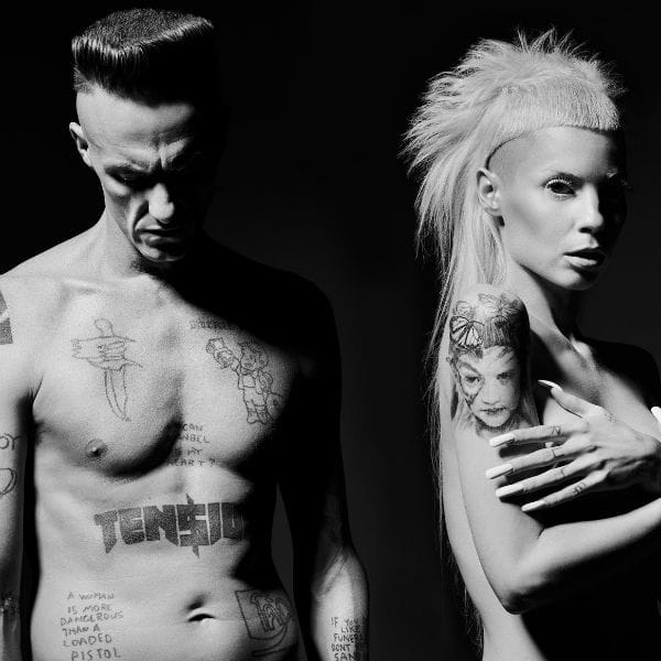 Los miembros de Die Antwoord son también fans de tatuaje. Si prefiere la mano de Ninja-meter tatuajes sarcásticos, Yolandi pidió maestro Carlos Torres por su hijo y # 39 ; s tatuaje retrato.