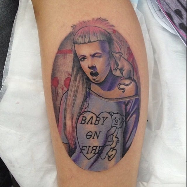 Bebé y # 39 ; s en el fuego, ella me consiguió ir puto loco ... Tatuaje fresco por Dan Molloy!